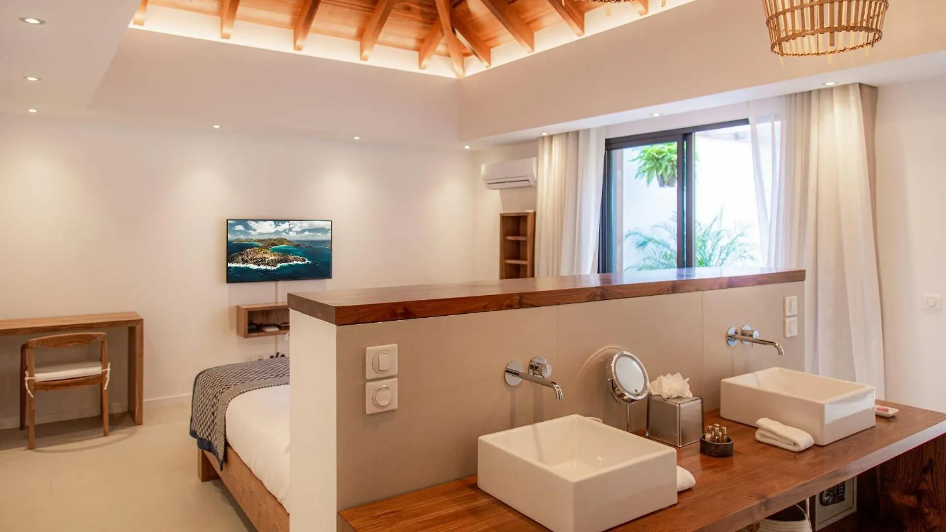 Beachfront Villa Furnished With Utmost Comfort St. Barthelemy